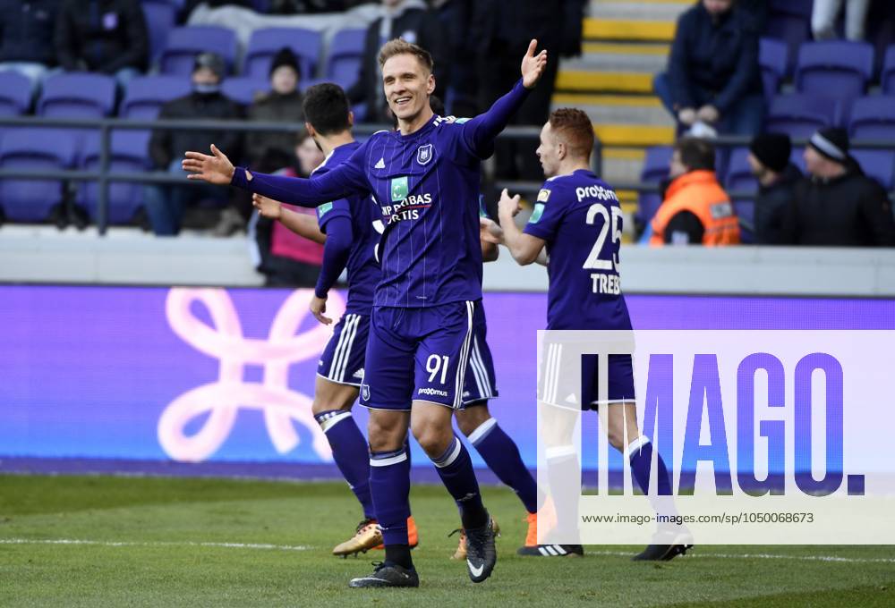 RSC Anderlecht v Mouscron : Jupiler Pro League BRUSSELS, BELGIUM - FEBRUARY 25 : Lukasz Teodorczyk forward of RSC Anderlecht celebrates with teammates after scoring during the Jupiler Pro League match between RSC Anderlecht and Excelsior Mouscron at the Constant Vanden Stock stadium on February 25, 2018 in Brussels, Belgium, 25 02 2018 Brussels Belgium