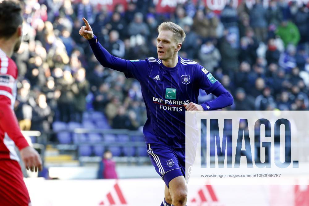RSC Anderlecht v Mouscron : Jupiler Pro League BRUSSELS, BELGIUM - FEBRUARY 25 : Lukasz Teodorczyk forward of RSC Anderlecht scores and celebrates during the Jupiler Pro League match between RSC Anderlecht and Excelsior Mouscron at the Constant Vanden Stock stadium on February 25, 2018 in Brussels, Belgium, 25 02 2018 Brussels Belgium