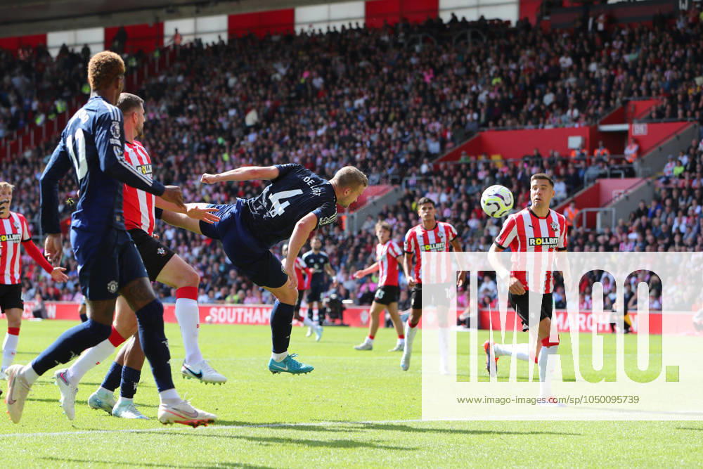 Football - 2024 2025 Premier League - Southampton vs Manchester United, ManU - St Marys Stadium - Saturday 14th September 2024 Matthijs de Ligt of Manchester United heads in the opening goal during the Premier League match at St Marys Stadium COLORSPORT Shaun Boggust