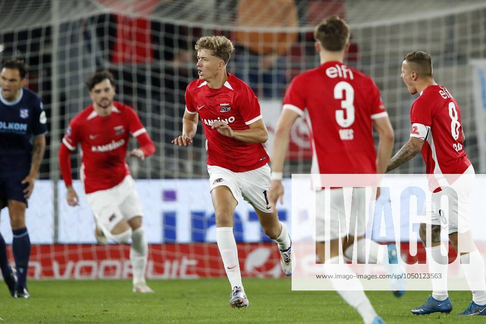 ALKMAAR - (l-r) Sven Mijnans of AZ Alkmaar, Wouter Goes of AZ Alkmaar, Jordy Clasie of AZ Alkmaar celebrate the 1-0 during the Dutch Eredivisie match between AZ Alkmaar and sc Heerenveen at AFAS stadium on Sept. 14, 2024 in Alkmaar, Netherlands. ANP BART STOUTJESDIJK Dutch Eredivisie 2024 25 ANPxSportx IVx 508456435 originalFilename: 508456435