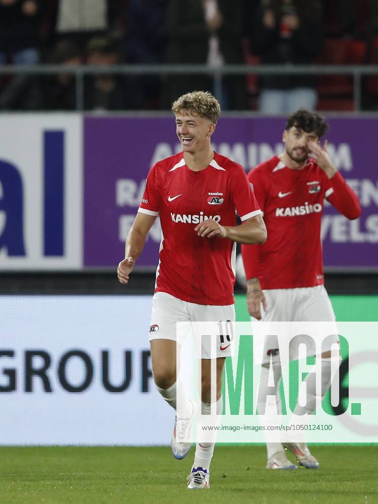 ALKMAAR - (l-r) Sven Mijnans of AZ Alkmaar, Troy Parrott of AZ Alkmaar celebrate the 1-0 during the Dutch Eredivisie match between AZ Alkmaar and sc Heerenveen at the AFAS stadium on Sept. 14, 2024 in Alkmaar, Netherlands. ANP BART STOUTJESDIJK Dutch Eredivisie 2024 25 ANPxSportx IVx 508457486 originalFilename: 508457486