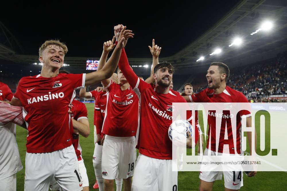 ALKMAAR - (l-r) Sven Mijnans of AZ Alkmaar Troy Parrott of AZ Alkmaar, Kristijan Belic of AZ Alkmaar celebrate victory during the Dutch Eredivisie match between AZ Alkmaar and sc Heerenveen at AFAS stadium on Sept. 14, 2024 in Alkmaar, Netherlands. ANP BART STOUTJESDIJK Dutch Eredivisie 2024 25 ANPxSportx IVx 508481401 originalFilename: 508481401