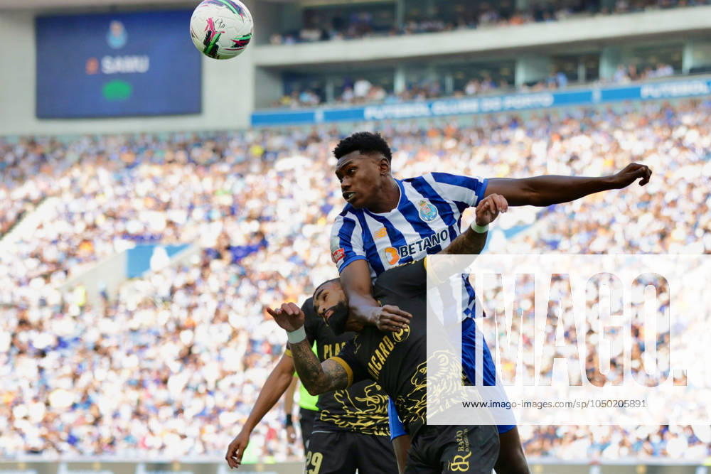 Samuel Omorodion Aghehowa and Farense s Brazilian defender 31 Derick Poloni seen in action during the Portuguese League football match between FC Porto and SC Farense at the Dragao stadium. Final Score : FC Porto 2 : 1 SC Farense Porto Portugal - ZUMAs197 20240915_aaa_s197_136