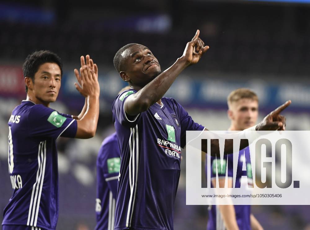 RSC Anderlecht v Mouscron - Jupiler Pro League ANDERLECHT, BELGIUM - AUGUST 17: Landry Dimata forward of RSC Anderlecht celebrates the win with the fans pictured during the Jupiler Pro League match between RSC Anderlecht and Royal Excel Mouscron on August 17, 2018 in Anderlecht, Belgium, 17 08 2018 Anderlecht Belgium