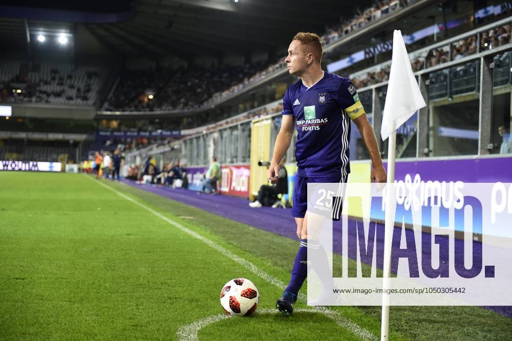 RSC Anderlecht v Mouscron - Jupiler Pro League ANDERLECHT, BELGIUM - AUGUST 17: Adrien Trebel midfielder of RSC Anderlecht ives a corner kick pictured during the Jupiler Pro League match between RSC Anderlecht and Royal Excel Mouscron on August 17, 2018 in Anderlecht, Belgium, 17 08 2018 Anderlecht Belgium
