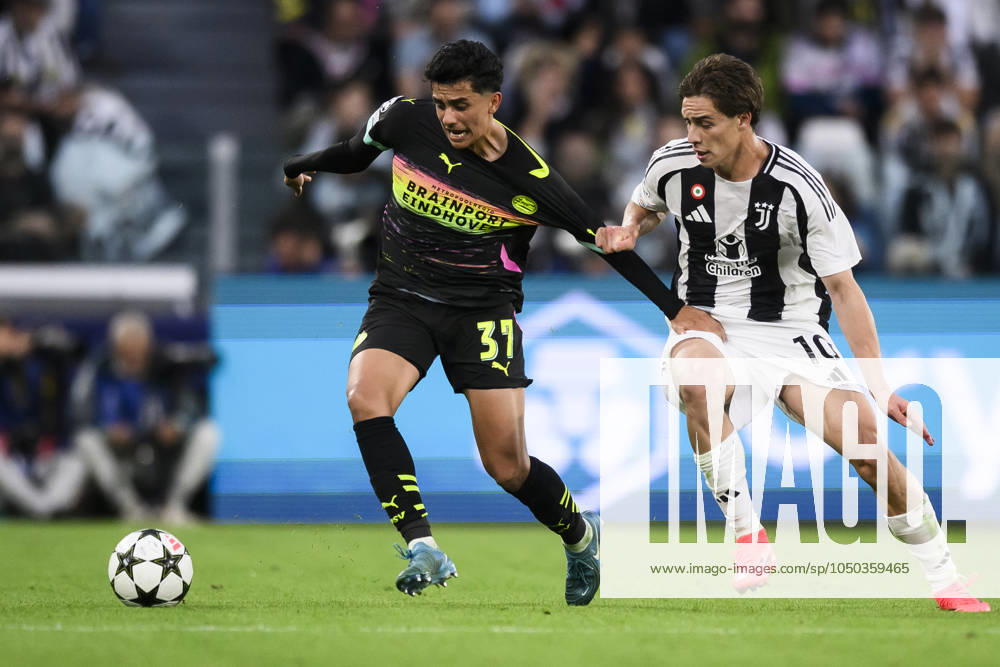 Juventus FC v PSV Eindhoven - UEFA Champions League Richard Ledezma of PSV Eindhoven comeptes for the ball with Kenan Yildiz of Juventus FC during the UEFA Champions League football match between Juventus FC and PSV Eindhoven. Turin Italy