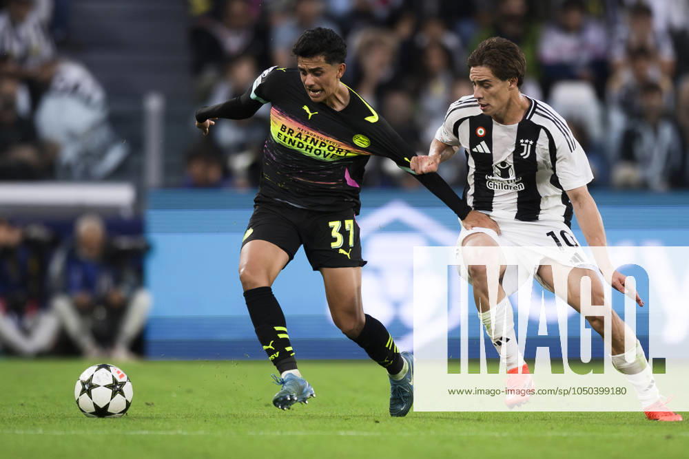 Juventus FC v PSV Eindhoven - UEFA Champions League Richard Ledezma of PSV Eindhoven comeptes for the ball with Kenan Yildiz of Juventus FC during the UEFA Champions League football match between Juventus FC and PSV Eindhoven. Turin Italy