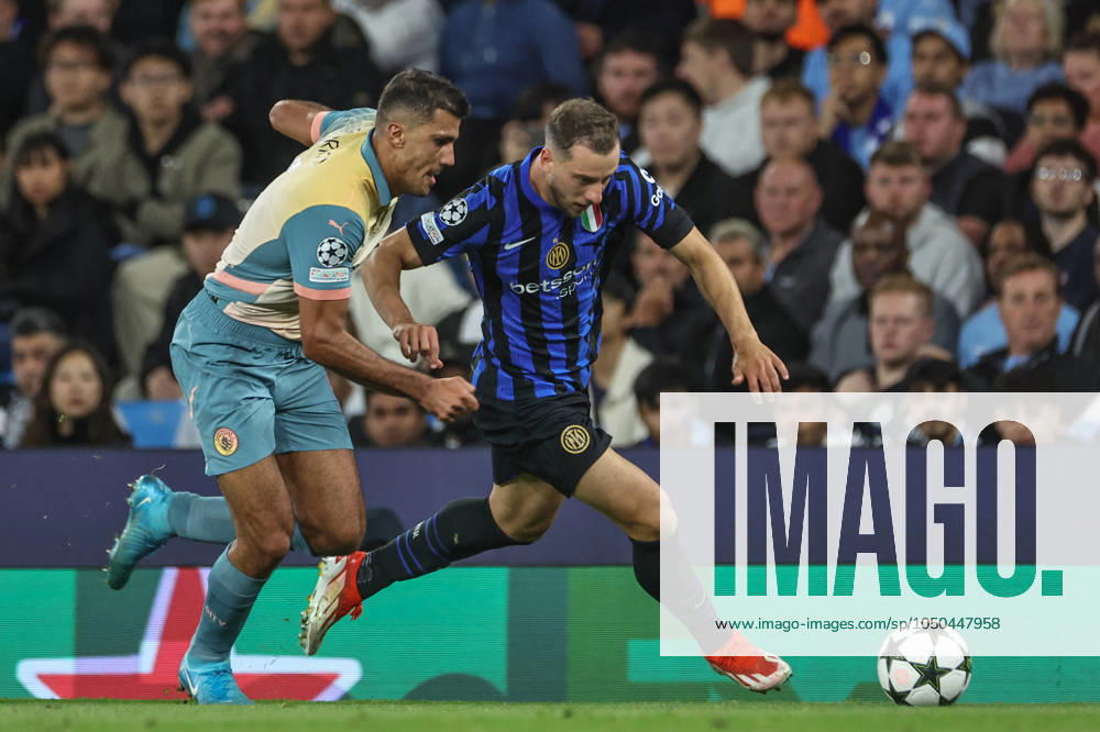 UEFA Champions League league stage Manchester City v Inter Milan Rodri of Manchester City tracks Carlos Augusto of Inter Milan during the UEFA Champions League league stage match Manchester City vs Inter Milan at Etihad Stadium, Manchester, United Kingdom, 18th September 2024 (Photo by Mark Cosgrove News Images) Manchester Etihad Stadium Manchester United, ManU Kingdom