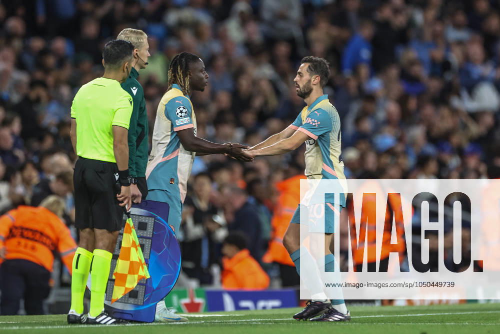 UEFA Champions League league stage Manchester City v Inter Milan Jà rà my Doku of Manchester City comes on for Bernardo Silva of Manchester City during the UEFA Champions League league stage match Manchester City vs Inter Milan at Etihad Stadium, Manchester, United Kingdom, 18th September 2024 (Photo by Mark Cosgrove News Images) Manchester Etihad Stadium Manchester United, ManU Kingdom