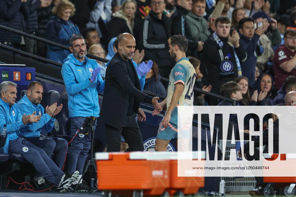 UEFA Champions League league stage Manchester City v Inter Milan Pep Guardiola manager of Manchester City shakes hands with Bernardo Silva of Manchester City as he comes off during the UEFA Champions League league stage match Manchester City vs Inter Milan at Etihad Stadium, Manchester, United Kingdom, 18th September 2024 (Photo by Mark Cosgrove News Images) Manchester Etihad Stadium Manchester United, ManU Kingdom