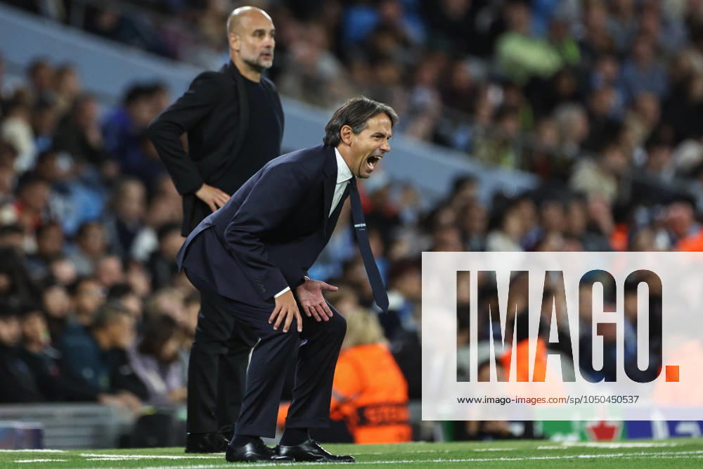 UEFA Champions League league stage Manchester City v Inter Milan Simone Inzaghi manager of Inter Milan gives his team instructions during the UEFA Champions League league stage match Manchester City vs Inter Milan at Etihad Stadium, Manchester, United Kingdom, 18th September 2024 (Photo by Mark Cosgrove News Images) Manchester Etihad Stadium Manchester United, ManU Kingdom