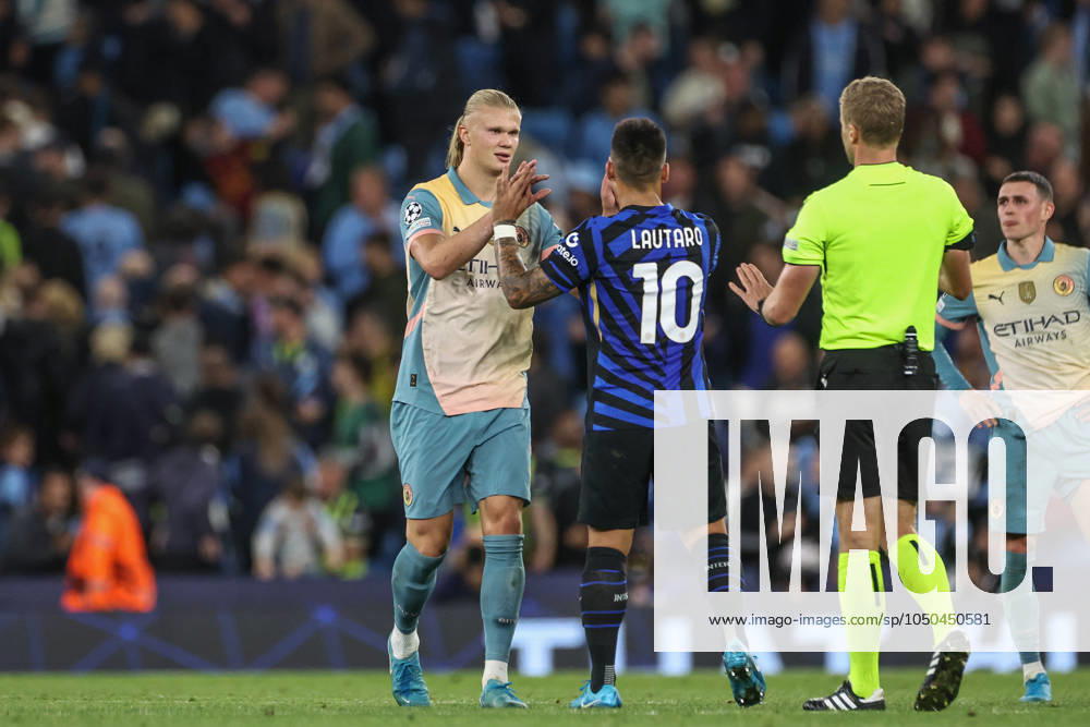 UEFA Champions League league stage Manchester City v Inter Milan Erling Haaland of Manchester City gives Lautaro Martinez of Inter Milan a high five at full time during the UEFA Champions League league stage match Manchester City vs Inter Milan at Etihad Stadium, Manchester, United Kingdom, 18th September 2024 (Photo by Mark Cosgrove News Images) Manchester Etihad Stadium Manchester United, ManU Kingdom