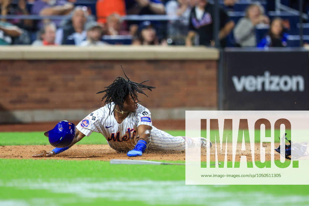 MLB, Baseball Herren, USA Washington Nationals Vs New York Mets Luisangel Acuna 2 of the New York Mets slides into home plate safely during the fourth inning of a baseball game against the Washington Nationals at Citi Field in Corona, N.Y., on September 18, 2024. New York City N.Y. United States