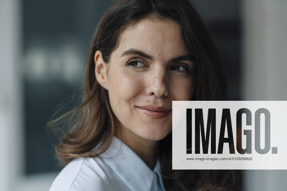 IMAGO Creative: 2021 Favoriten IMAGO Creative: Corporate: Klimaschutz, Digitalisierung und Urbanisierung Businesswoman smiling while standing at office model released Symbolfoto property released KNSF08504