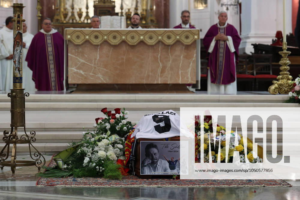 KW38 Feretro di Toto schillaci arriva in cattedrale folla commossa applausi dei tifosi del Palermo - Funerali di Tot& xf2; Schillaci in cattedrale a Palermo, Venerdi 20 Settembre 2024 (Foto Alberto Lo Bianco Lapresse) coffin of Toto Schillaci arrives in the cathedral, the crowd is moved by the applause of the Palermo fans , Funeral of Tot& xf2; Schillaci in the cathedral in Palermo, Friday, Sept. 20, 2024 (Photo Alberto Lo Bianco Lapresse)