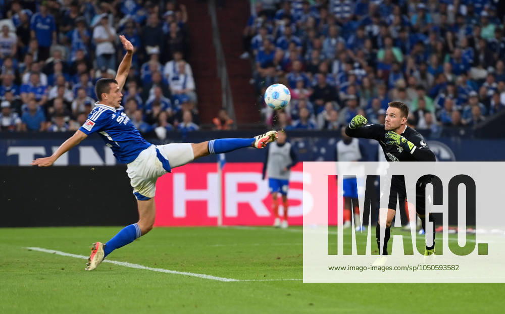Ron Schallenberg FC Schalke 04 scores against goalkeeper Marcel Schuhen SV Darmstadt 98 to make it 3 0 20 09 2024, Soccer 2 Bundesliga, Matchday 6, Season 2024 2025 FC Schalke 04 SV Darmstadt 98 Gelsenkirchen Veltins Arena Nordrhein Westfalen Germany Team2