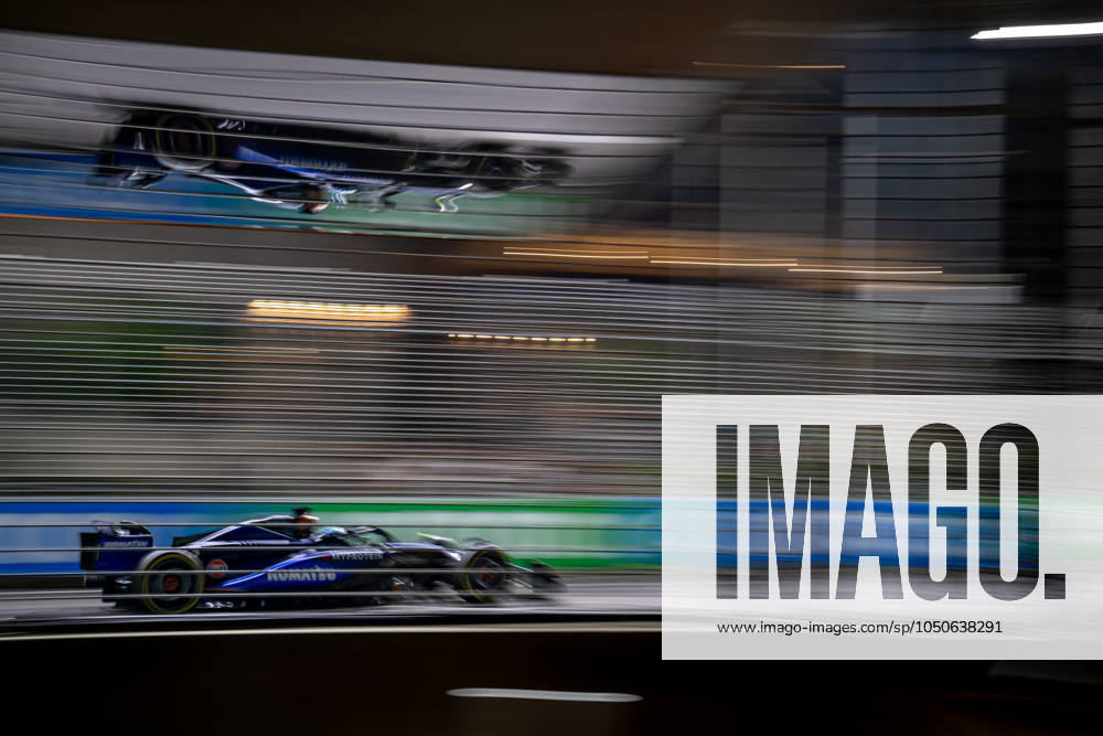 MARINA BAY, SINGAPORE: Alex Albon, racing for the Williams Racing team during the 2024 Formula 1 Singapore Grand Prix at the Marina Bay Street Circuit in Marina Bay, Singapore