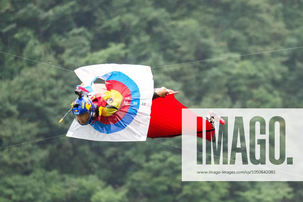 KW38 (240921) -- BEIJING, Sept. 21, 2024 -- Zhang Shupeng of China competes during the flying through targets competition at the 10th World Wingsuit League (WWL) Wingsuit Flying World Championship, WM, Weltmeisterschaft at the Tianmen Mountain National Forest Park in Zhangjiajie, central China s Hunan Province, on Sept. 19, 2024. ) XINHUA PHOTOS OF THE DAY ChenxSihan