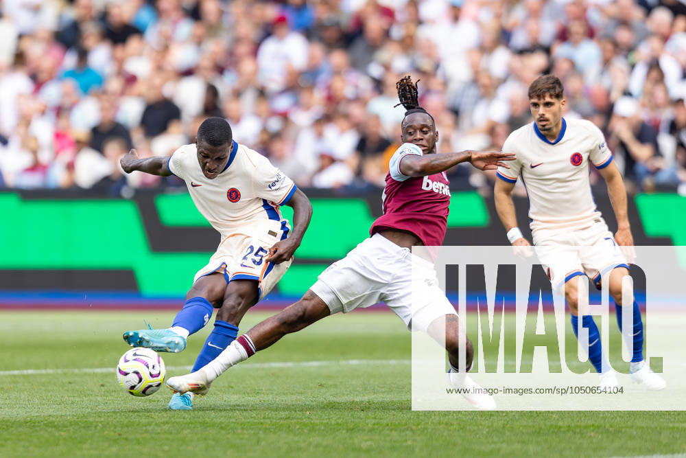 West Ham United v Chelsea Premier League 21 09 2024. West Ham United defender Aaron Wan-Bissaka (29) tries to block the shot of Chelsea midfielder Moisàs Caicedo (25) during the Premier League match between West Ham United and Chelsea at the London Stadium, London, England on 21 September 2024. Editorial use only DataCo restrictions apply See www.football-dataco.com ,