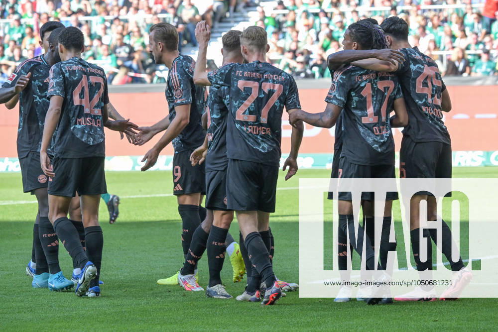 The team celebrates the 0 1 ,SV Werder Bremen FC Bayern Muenchen, Football, Bundesliga, DFL, 21 09 2024 DFB regulations prohibit any use of photographs as image sequences and or quasi video Bremen Bremen Germany