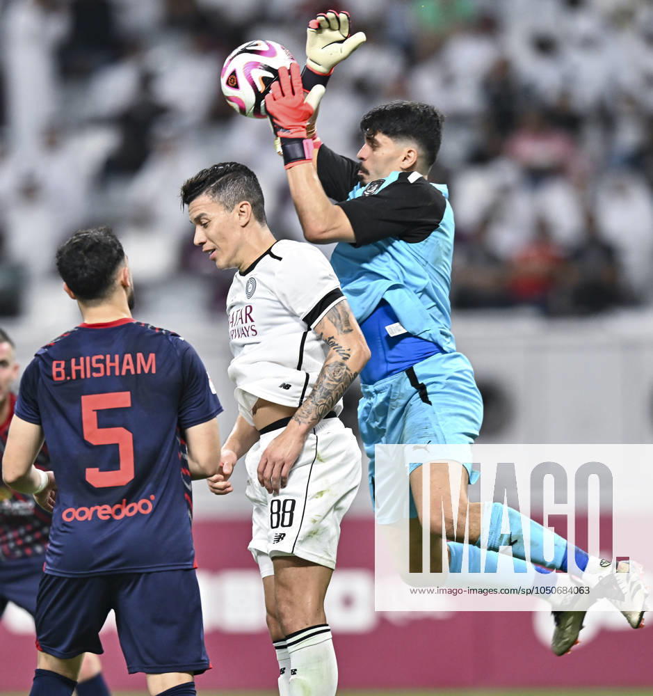 AL-SADD SC VS AL DUHAIL SC-OOREDOO STARS LEAGUE QATAR Andres Villa (C) of Al-Sadd SC and Salah Zachariah (R) of Al Duhail SC in action during the Ooredoo Qatar Stars League 24 25 match between Al-Sadd SC and Al Duhail SC at Jassim bin Hamad Stadium in Doha, Qatar, on September 21, 2024. DOHA Qatar