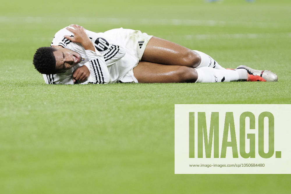 LA LIGA EA Sports - Real Madrid vs Espanyol MADRID, SPAIN - SEPTEMBER 21: Jude Bellingham of Real Madrid is injured during the La Liga 2024 25 match between Real Madrid and Espanyol at Santiago Bernabeu Stadium. (Photo by Guillermo Martinez) Madrid Santiago Bernabà u Stadium Spain
