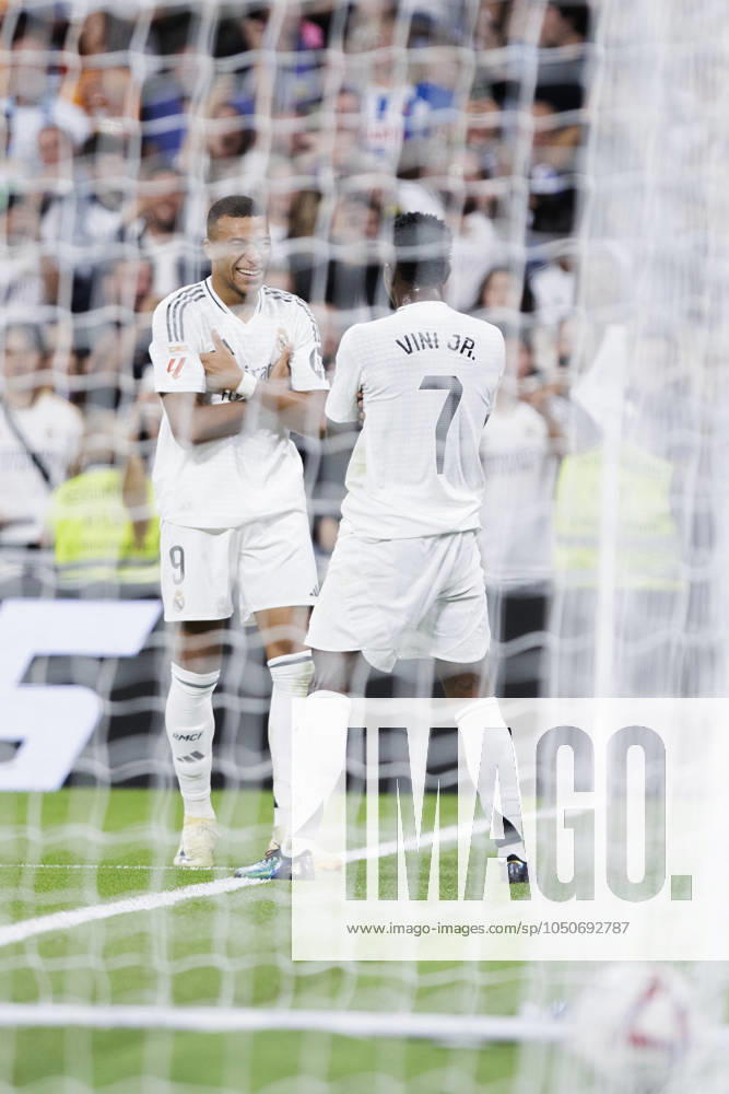 LA LIGA EA Sports - Real Madrid vs Espanyol MADRID, SPAIN - SEPTEMBER 21: Vinicius jr of Real Madrid and Kylian Mbappe of Real Madrid celebrates a goal during the La Liga 2024 25 match between Real Madrid and Espanyol at Santiago Bernabeu Stadium. (Photo by Guillermo Martinez) Madrid Santiago Bernabà u Stadium Spain