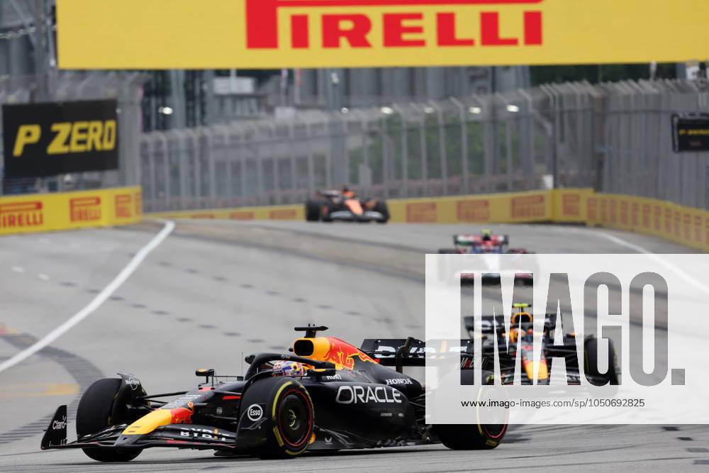 Marina Bay Street Circuit, Singapore, FORMULA 1 SINGAPORE AIRLINES SINGAPORE GRAND PRIX 2024,in the picture Max Verstappen NLD , Oracle Red Bull Racing, Sergio Perez MEX Defodi 506 20240921 hbr 10055 Defodi-506