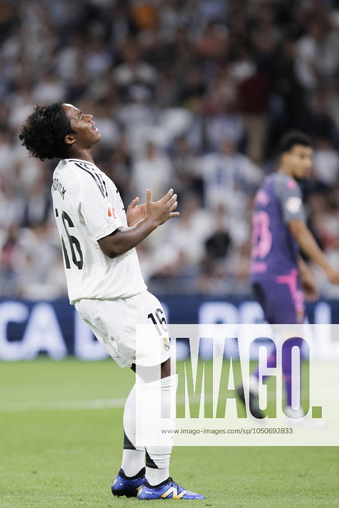 LA LIGA EA Sports - Real Madrid vs Espanyol MADRID, SPAIN - SEPTEMBER 21: Endrick of Real Madrid reacts to a missed opportunity during the La Liga 2024 25 match between Real Madrid and Espanyol at Santiago Bernabeu Stadium. (Photo by Guillermo Martinez) Madrid Santiago Bernabà u Stadium Spain