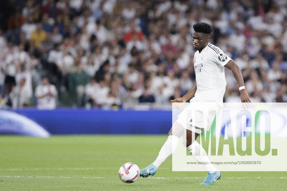 LA LIGA EA Sports - Real Madrid vs Espanyol MADRID, SPAIN - SEPTEMBER 21: Aurelien Tchouameni of Real Madrid in action during the La Liga 2024 25 match between Real Madrid and Espanyol at Santiago Bernabeu Stadium. (Photo by Guillermo Martinez) Madrid Santiago Bernabà u Stadium Spain