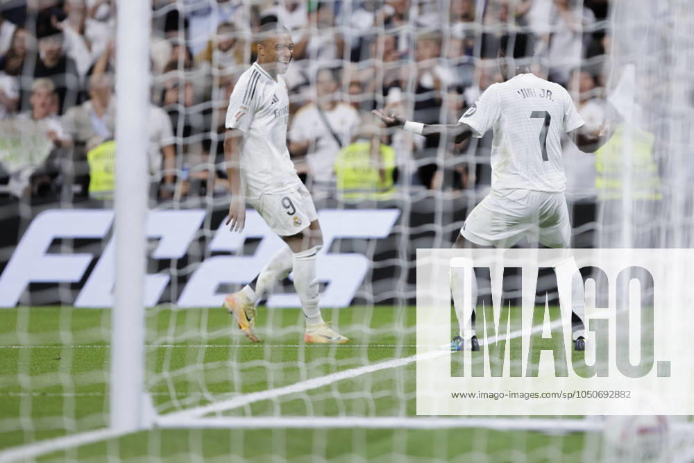 LA LIGA EA Sports - Real Madrid vs Espanyol MADRID, SPAIN - SEPTEMBER 21: Vinicius jr of Real Madrid and Kylian Mbappe of Real Madrid celebrates a goal during the La Liga 2024 25 match between Real Madrid and Espanyol at Santiago Bernabeu Stadium. (Photo by Guillermo Martinez) Madrid Santiago Bernabà u Stadium Spain