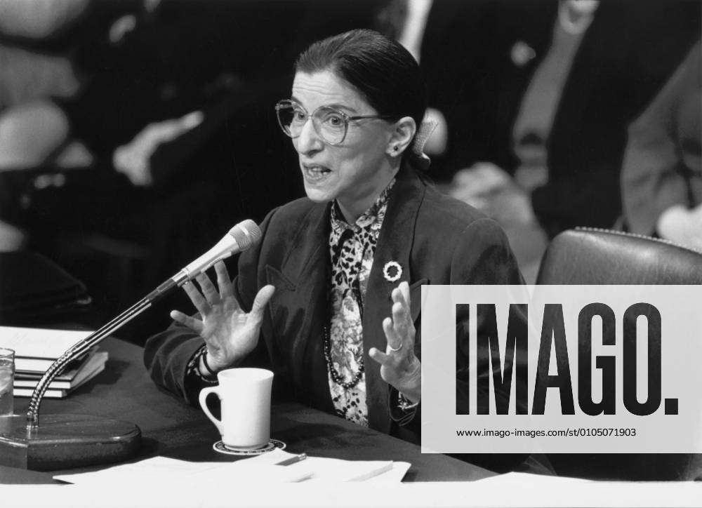 IMAGO ICONS: Ruth Bader Ginsburg Berühmte Feministinnen, Ruth Bader Ginsburg Ruth Bader Ginsburg at her confirmation hearing, Washington, D.C., USA, R. Michael Jenkins, Congressional Quarterly, July 21, 1993 No Model Release 1010_05_ghi-circa08957