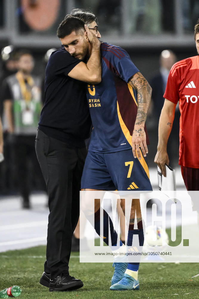 Ivan Juric coach of AS Roma greets Lorenzo Pellegrini of AS Roma during the Serie A football match between AS Roma and Udinese Calcio at Olimpico stadium in Rome (Italy), September 22, 2024. AndreaxStaccioli