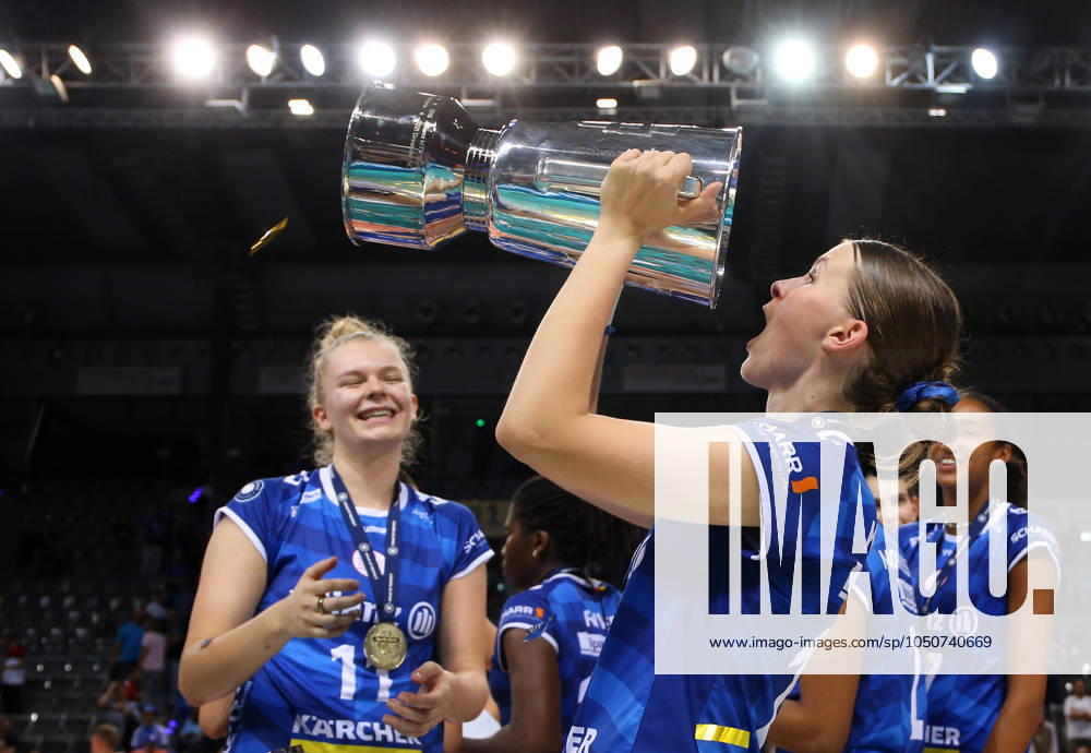 BAU 22 09 2024 Stuttgart Volleyball Supercup Allianz MTV Stuttgart vs SSC Palmberg Schwerin, Charlotte Krenicky Stuttgart with trophy