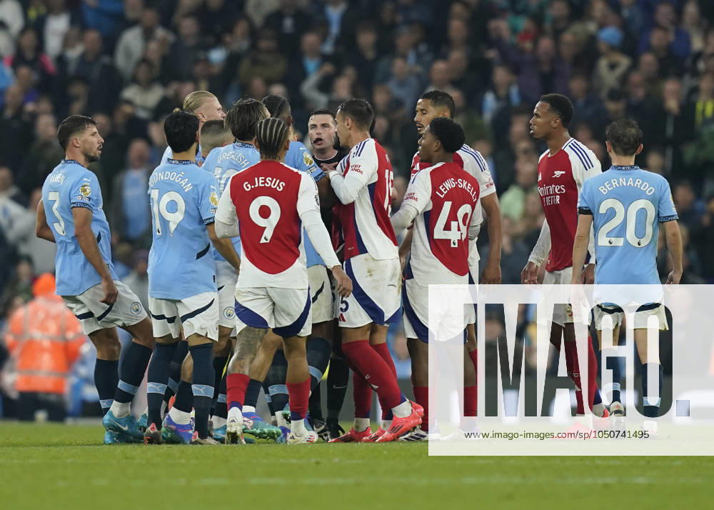 Manchester, England, 22nd September 2024. A skirmish breaks out between the players during the Premier League match at the Etihad Stadium, Manchester. Picture credit should read: Andrew Yates Sportimage . SPI-3327-0081