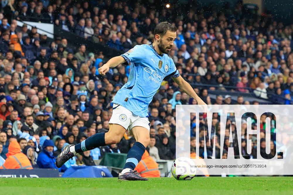 Manchester City v Arsenal Premier League 22 09 2024. Bernardo Silva (20) of Manchester City controls the ball during the Premier League match between Manchester City and Arsenal at the Etihad Stadium, Manchester, England on 22 September 2024. Manchester Etihad Stadium Manchester England Editorial use only DataCo restrictions apply See www.football-dataco.com ,