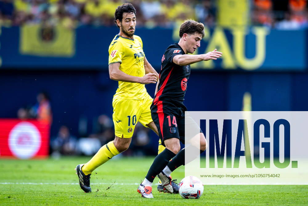Soccer La Liga matchday 6 Villarreal FC Barcelona on 22 09 2024 at Estadio de la Ceramica in Villareal Pablo Torre Carral Barcelona , front Daniel Parejo Villareal , back