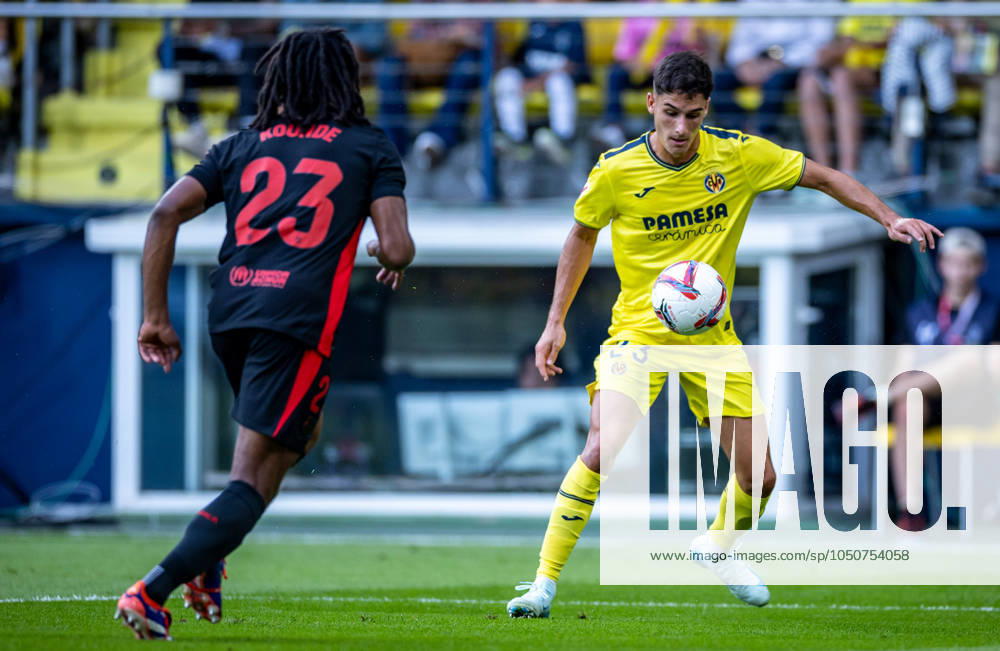 Soccer La Liga matchday 6 Villarreal FC Barcelona on 22 09 2024 at Estadio de la Ceramica in Villareal Jules Kounde Barcelona , left Sergi Cardona Villareal , right