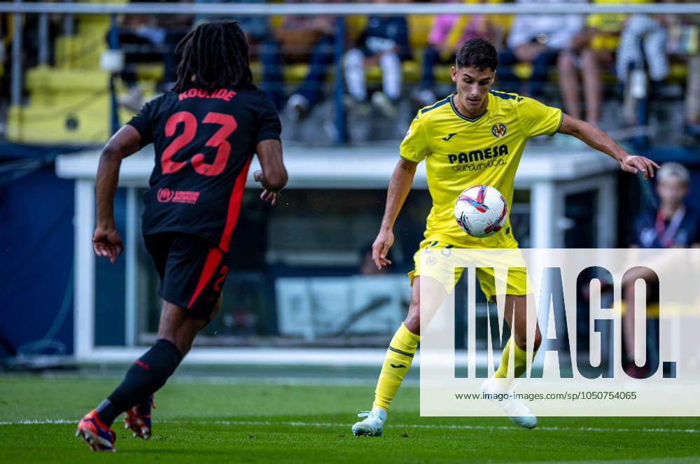 Soccer La Liga matchday 6 Villarreal FC Barcelona on 22 09 2024 at Estadio de la Ceramica in Villareal Jules Kounde Barcelona , left Sergi Cardona Villareal , right