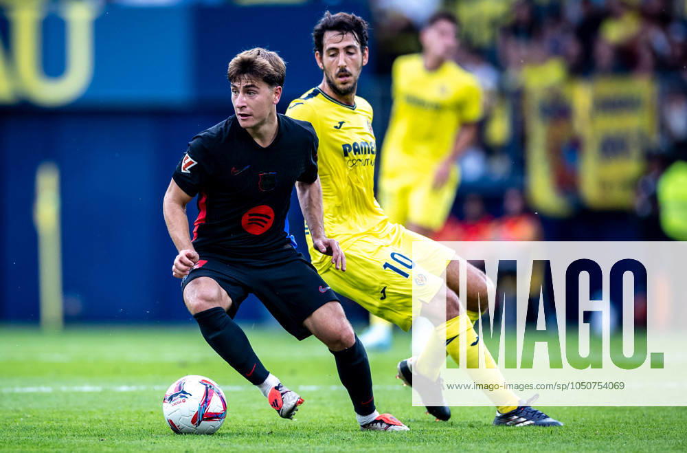 Soccer La Liga matchday 6 Villarreal FC Barcelona on 22 09 2024 at Estadio de la Ceramica in Villareal Pablo Torre Carral Barcelona , front Daniel Parejo Villareal , back