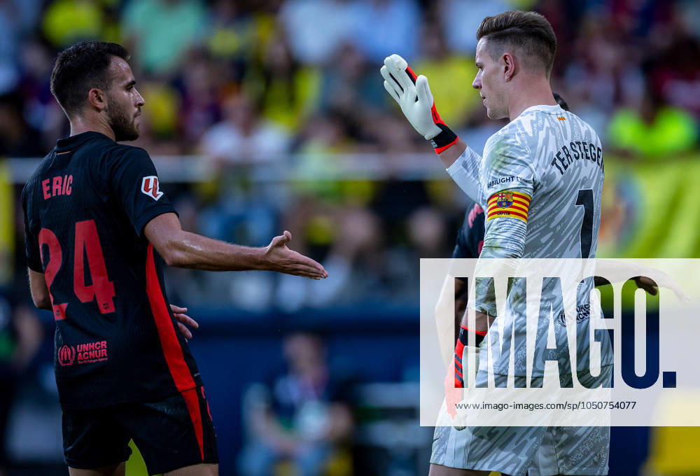 Soccer La Liga matchday 6 Villarreal FC Barcelona on 22 09 2024 at Estadio de la Ceramica in Villareal Eric Garcia Martret Barcelona , left Marc Andre ter Stegen Barcelona , right