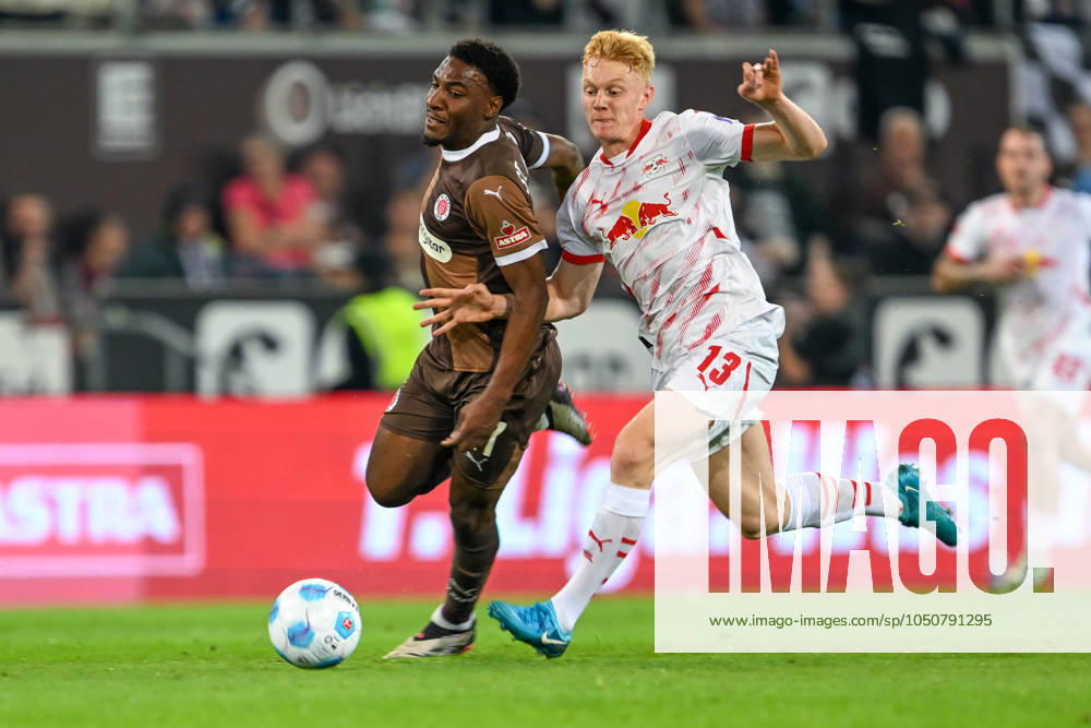 Soccer 1 Bundesliga FC St Pauli RB Leipzig on 22 09 2024 at the Millerntor Stadium in Hamburg Oladapo Afolayan St Pauli in a duel against Nicolas Seiwald RB Leipzig MT