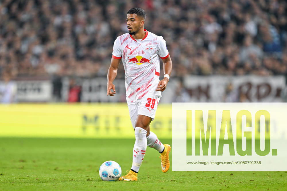 Soccer 1 Bundesliga FC St Pauli RB Leipzig on 22 09 2024 at the Millerntor Stadium in Hamburg Benjamin Henrichs RB Leipzig on the ball MT