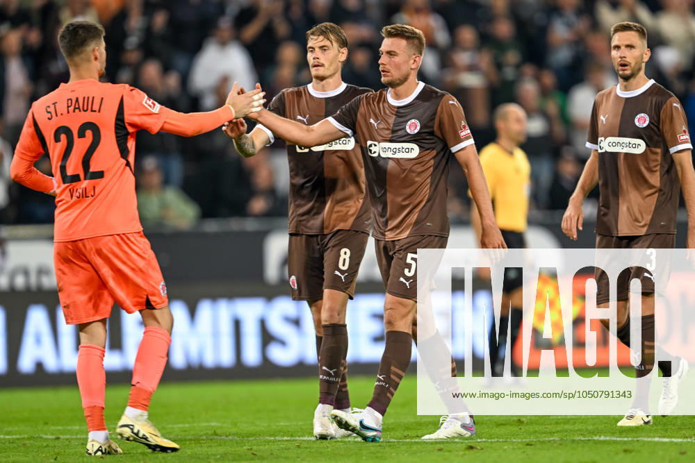 Soccer 1 Bundesliga FC St Pauli RB Leipzig on 22 09 2024 at Millerntor Stadium in Hamburg Goalkeeper Nikola Vasilj St Pauli , Eric Smith St Pauli and Hauke Wahl St Pauli MT