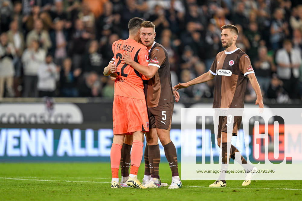 Soccer 1 Bundesliga FC St Pauli RB Leipzig on 22 09 2024 at Millerntor Stadium in Hamburg Goalkeeper Nikola Vasilj St Pauli , Eric Smith St Pauli and Hauke Wahl St Pauli MT