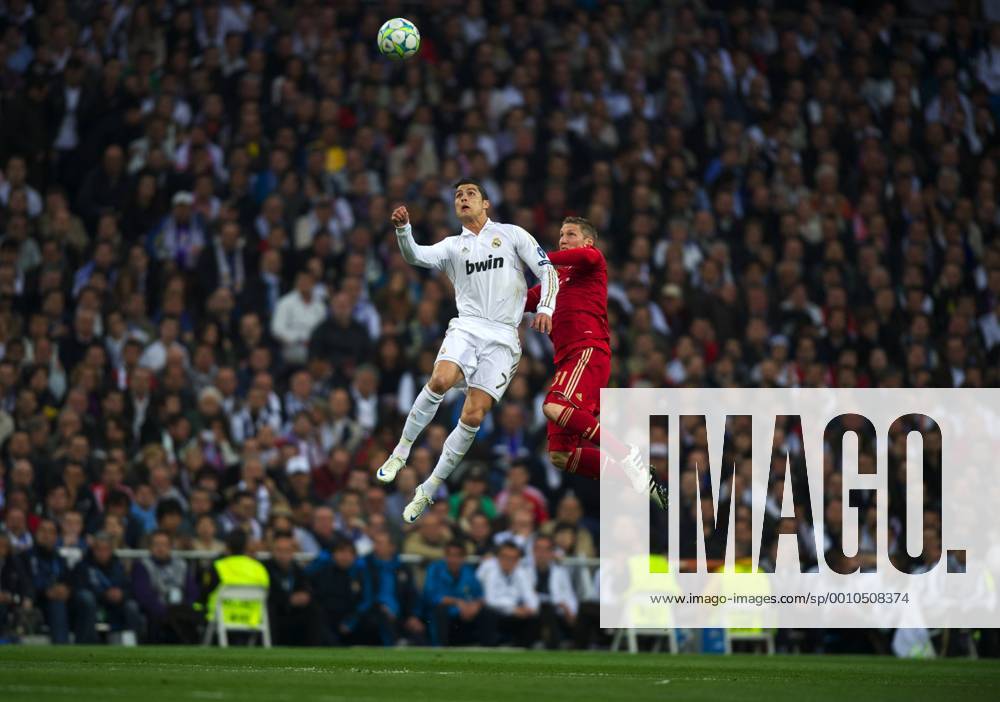 Fussball Madrid (ESP) 25.04.2012 Champions League Halbfinale Rückspiel Rueckspiel Saison 2011 2012 Real Madrid - Bayern München Muenchen Bastian Schweinsteiger (FC Bayern, No.31) re. Cristiano Ronaldo (Real Madrid, No.07)