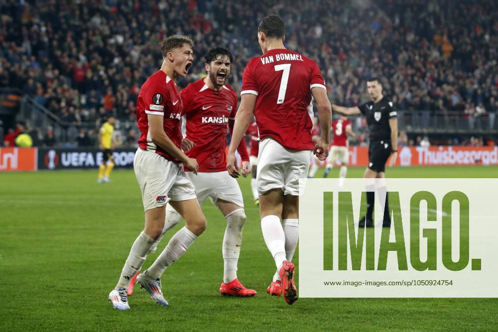 ALKMAAR - (l-r) Sven Mijnans of AZ Alkmaar, Troy Parrott of AZ and Ruben van Bommel of AZ Alkmaar celebrate 1-1 during the UEFA Europa League match between AZ Alkmaar and IF Elfsborg at AFAS stadium on Sept. 25, 2024 in Alkmaar, Netherlands. ANP BART STOUTJESDIJK UEFA Europa League 2024 25 League Phase MD1 2024 25 ANPxSportx IVx 509361763 originalFilename: 509361763