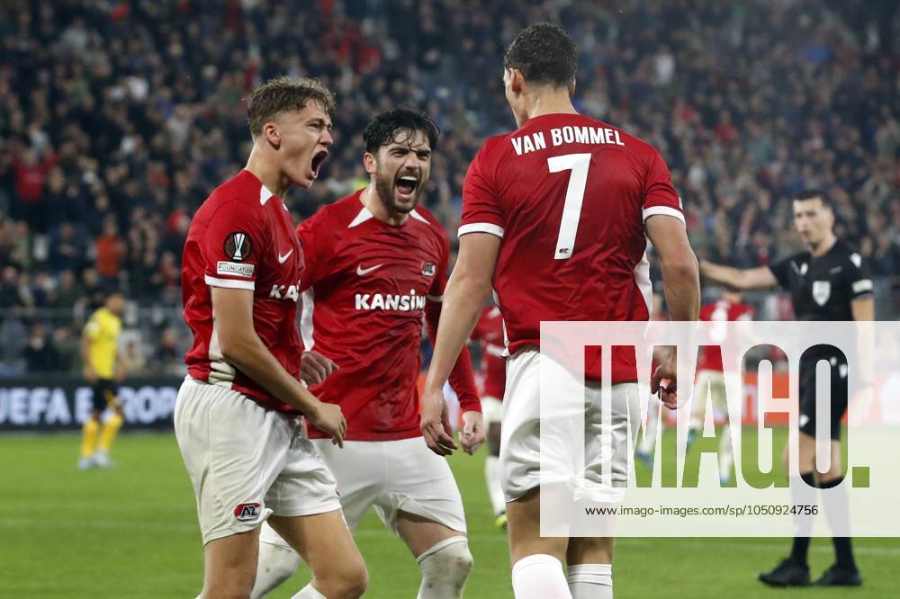 ALKMAAR - (l-r) Sven Mijnans of AZ Alkmaar, Troy Parrott of AZ and Ruben van Bommel of AZ Alkmaar celebrate 1-1 during the UEFA Europa League match between AZ Alkmaar and IF Elfsborg at AFAS stadium on Sept. 25, 2024 in Alkmaar, Netherlands. ANP BART STOUTJESDIJK UEFA Europa League 2024 25 League Phase MD1 2024 25 ANPxSportx IVx 509361782 originalFilename: 509361782