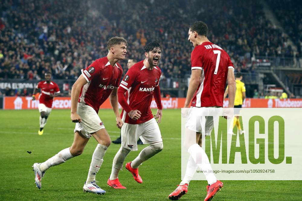 ALKMAAR - (l-r) Sven Mijnans of AZ Alkmaar, Troy Parrott of AZ and Ruben van Bommel of AZ Alkmaar celebrate 1-1 during the UEFA Europa League match between AZ Alkmaar and IF Elfsborg at AFAS stadium on Sept. 25, 2024 in Alkmaar, Netherlands. ANP BART STOUTJESDIJK UEFA Europa League 2024 25 League Phase MD1 2024 25 ANPxSportx IVx 509361785 originalFilename: 509361785