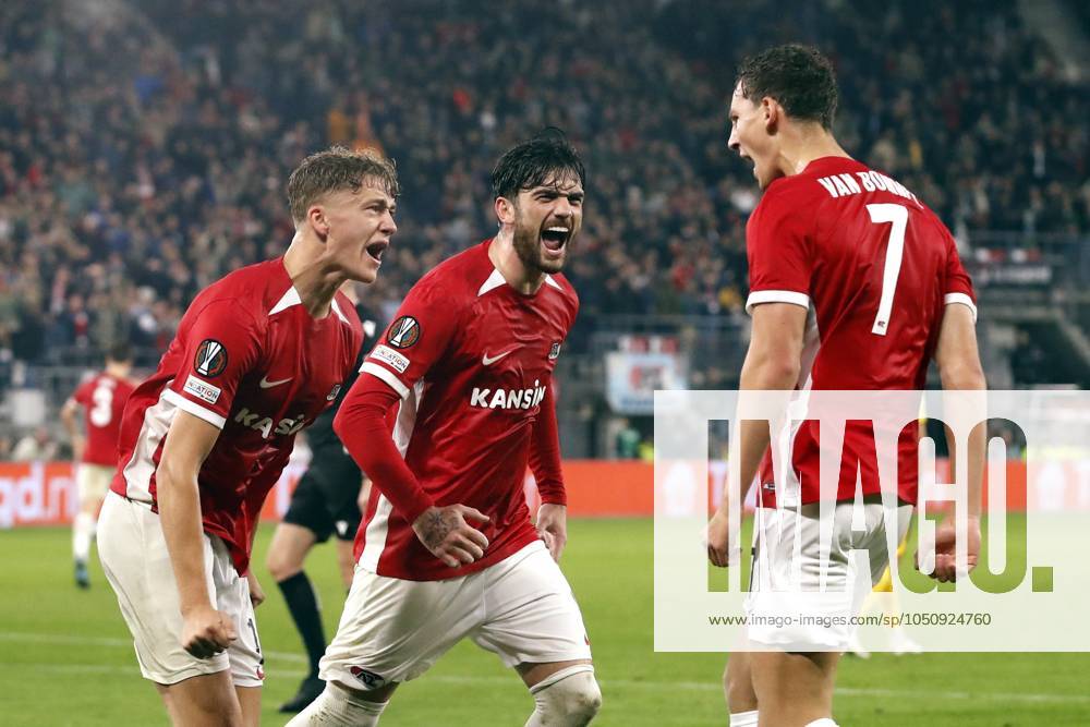 ALKMAAR - (l-r) Sven Mijnans of AZ Alkmaar, Troy Parrott of AZ and Ruben van Bommel of AZ Alkmaar celebrate 1-1 during the UEFA Europa League match between AZ Alkmaar and IF Elfsborg at AFAS stadium on Sept. 25, 2024 in Alkmaar, Netherlands. ANP BART STOUTJESDIJK UEFA Europa League 2024 25 League Phase MD1 2024 25 ANPxSportx IVx 509361788 originalFilename: 509361788